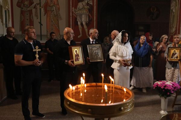 Делегация Мосгордумы преподнесла храму Пресвятой Троицы в Цхинвале церковные реликвии Делегация Мосгордумы преподнесла храму Пресвятой Троицы в Цхинвале церковные реликвии - Sputnik Южная Осетия