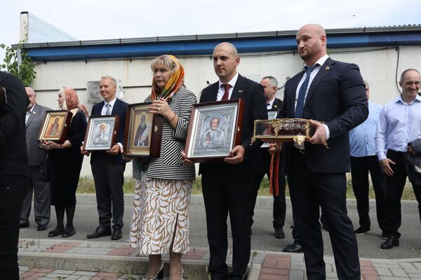 Делегация Мосгордумы преподнесла храму Пресвятой Троицы в Цхинвале церковные реликвии Делегация Мосгордумы преподнесла храму Пресвятой Троицы в Цхинвале церковные реликвии - Sputnik Южная Осетия
