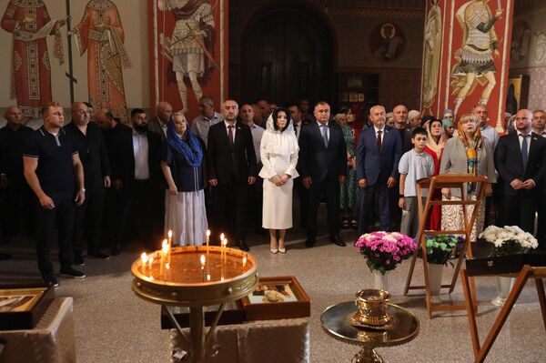 Делегация Мосгордумы преподнесла храму Пресвятой Троицы в Цхинвале церковные реликвии Делегация Мосгордумы преподнесла храму Пресвятой Троицы в Цхинвале церковные реликвии - Sputnik Южная Осетия