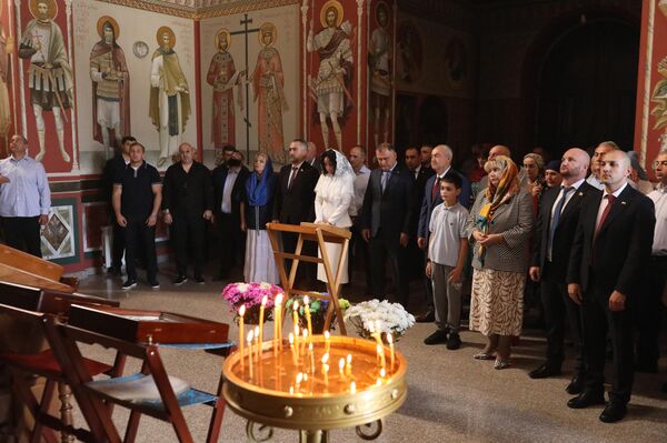 Делегация Мосгордумы преподнесла храму Пресвятой Троицы в Цхинвале церковные реликвии Делегация Мосгордумы преподнесла храму Пресвятой Троицы в Цхинвале церковные реликвии - Sputnik Южная Осетия