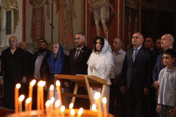 Делегация Мосгордумы преподнесла храму Пресвятой Троицы в Цхинвале церковные реликвии Делегация Мосгордумы преподнесла храму Пресвятой Троицы в Цхинвале церковные реликвии - Sputnik Южная Осетия