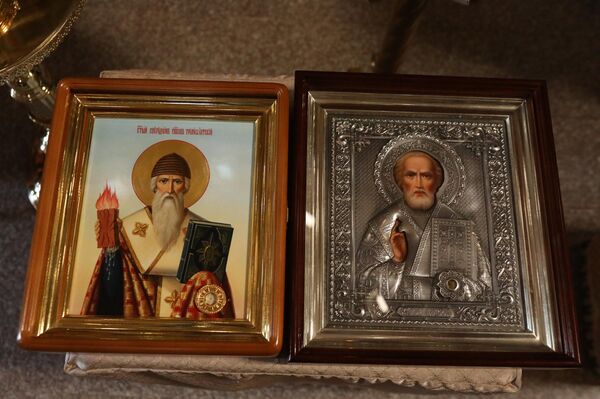 Делегация Мосгордумы преподнесла храму Пресвятой Троицы в Цхинвале церковные реликвии Делегация Мосгордумы преподнесла храму Пресвятой Троицы в Цхинвале церковные реликвии - Sputnik Южная Осетия