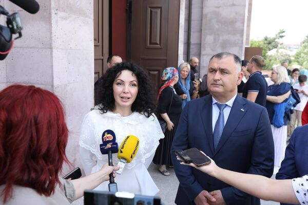 Делегация Мосгордумы преподнесла храму Пресвятой Троицы в Цхинвале церковные реликвии Делегация Мосгордумы преподнесла храму Пресвятой Троицы в Цхинвале церковные реликвии - Sputnik Южная Осетия