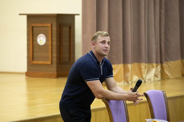 Александр Зарубин встретился с молодежью в ЮОГУ Александр Зарубин встретился с молодежью в ЮОГУ - Sputnik Южная Осетия