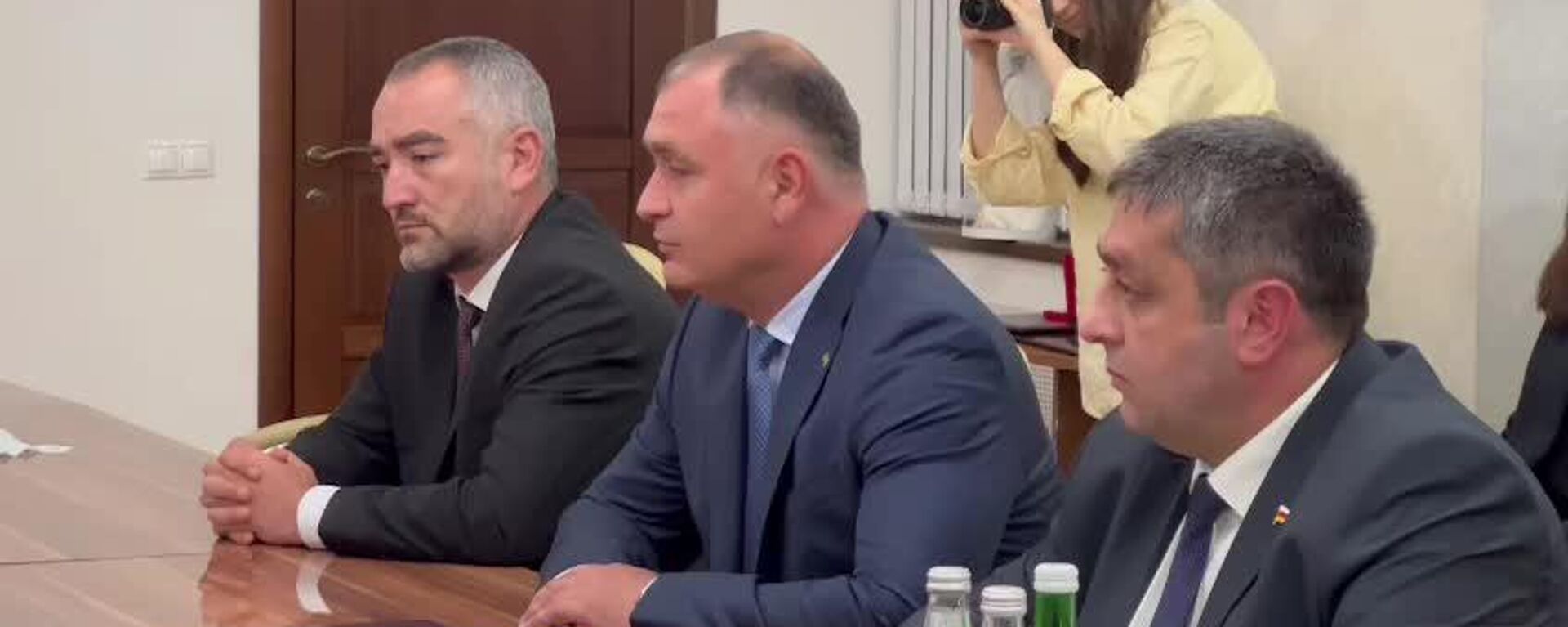 В Цхинвале проходит встреча президента Алана Гаглоева с делегацией Мосгордумы, которую возглавляет председатель комиссии МГД по транспорту и развитию дорожно-транспортной инфраструктуры Сабина Цветкова - Sputnik Южная Осетия, 1920, 28.08.2025