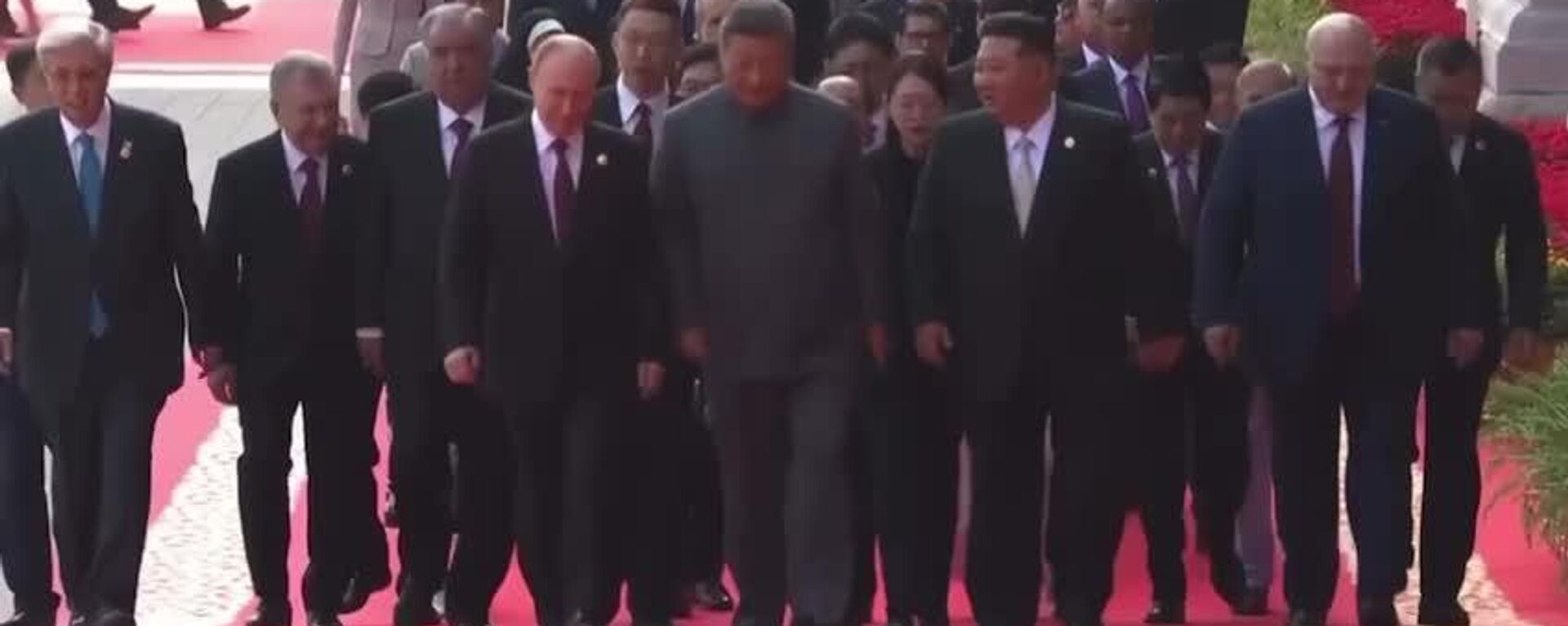 Межконтинентальная мощь Китая, теплая беседа трех лидеров и голуби мира — военный парад по случаю 80-летия Победы в Войне сопротивления китайского народа японским захватчикам и в Мировой антифашистской войне прошел на площади Тяньаньмэнь в Пекине - Sputnik Южная Осетия, 1920, 03.09.2025