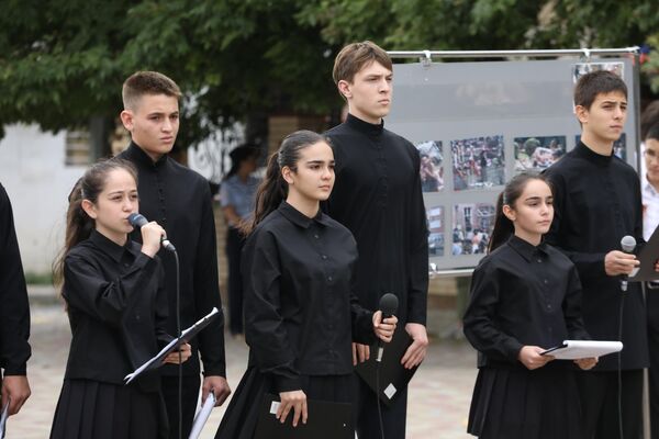 Траурная акция памяти жертв теракта в Беслане Траурная акция памяти жертв теракта в Беслане - Sputnik Южная Осетия