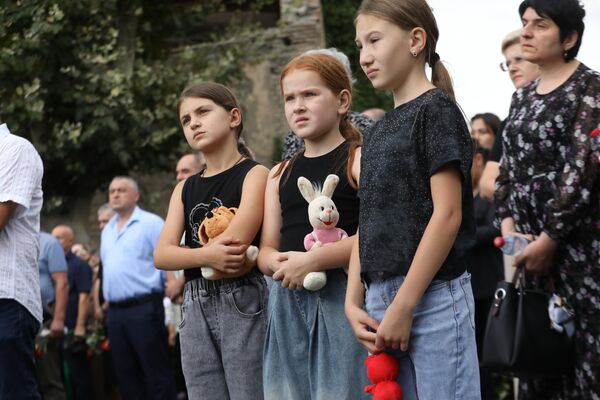 Траурная акция памяти жертв теракта в Беслане Траурная акция памяти жертв теракта в Беслане - Sputnik Южная Осетия
