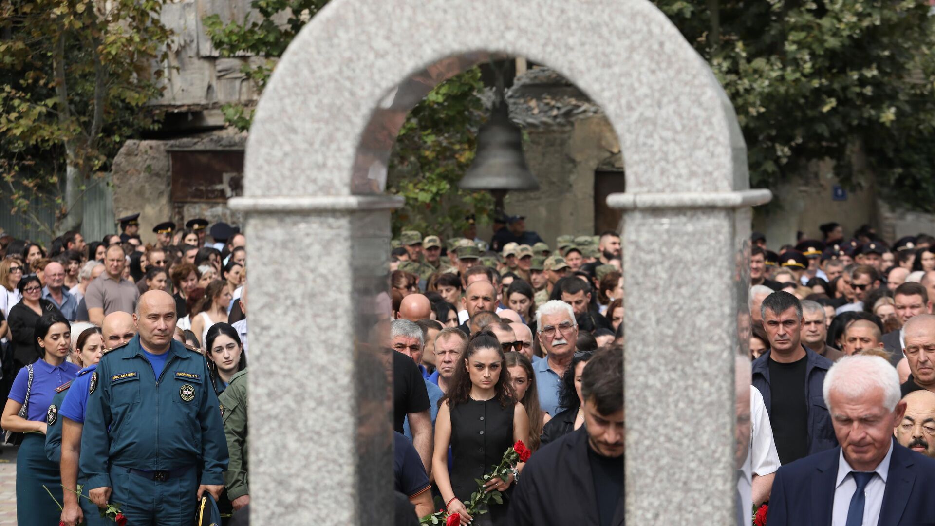 Траурная акция памяти жертв теракта в Беслане Траурная акция памяти жертв теракта в Беслане - Sputnik Южная Осетия, 1920, 03.09.2025