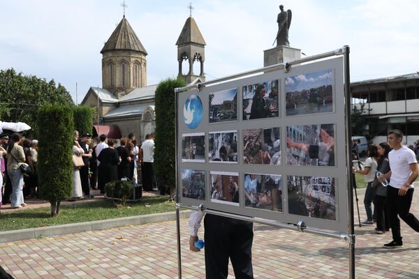 Траурная акция памяти жертв теракта в Беслане Траурная акция памяти жертв теракта в Беслане - Sputnik Южная Осетия