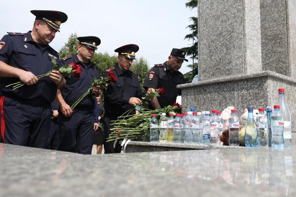 Траурная акция памяти жертв теракта в Беслане Траурная акция памяти жертв теракта в Беслане - Sputnik Южная Осетия