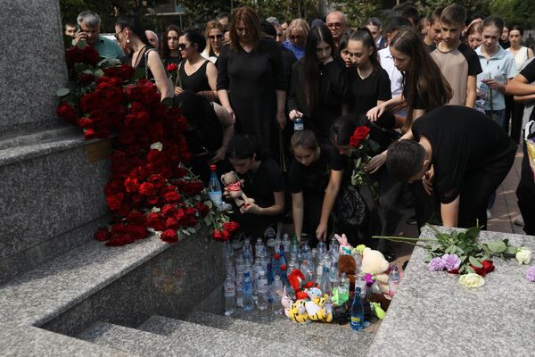 Траурная акция памяти жертв теракта в Беслане Траурная акция памяти жертв теракта в Беслане - Sputnik Южная Осетия