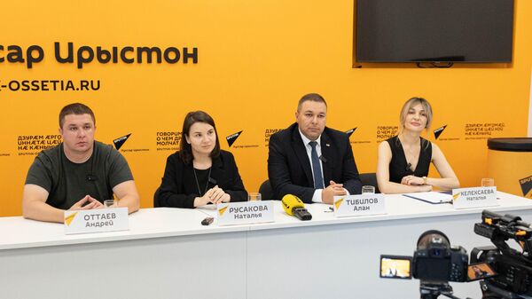 Андрей Оттаев, Наталья Русакова  и Алан Тибилов на пресс-конференции в Спутник - Sputnik Южная Осетия