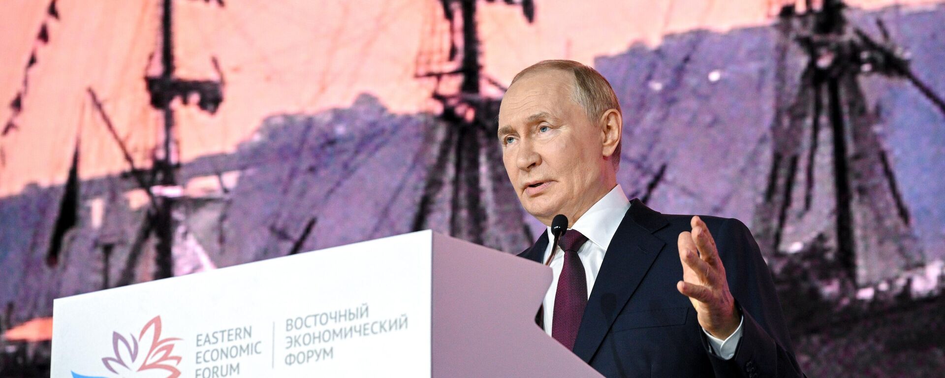 5 сентября 2025. Президент РФ Владимир Путин на пленарной сессии Восточного экономического форума. - Sputnik Южная Осетия, 1920, 05.09.2025