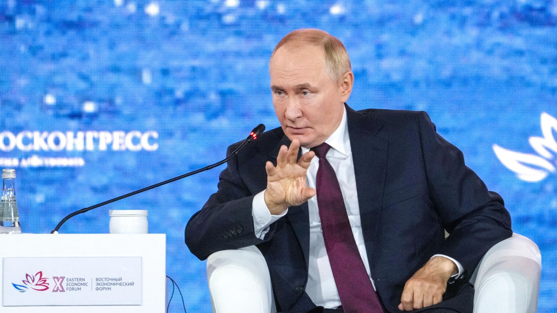 Президент РФ Владимир Путин на пленарной сессии Восточного экономического форума Президент РФ Владимир Путин на пленарной сессии Восточного экономического форума - Sputnik Южная Осетия, 1920, 05.09.2025