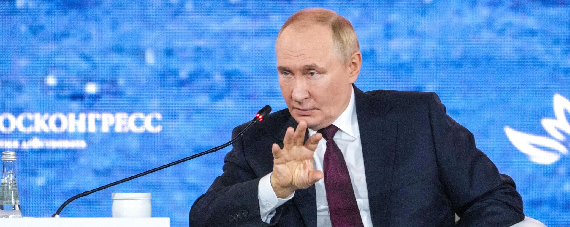 Президент РФ Владимир Путин на пленарной сессии Восточного экономического форума - Sputnik Южная Осетия, 1920, 05.09.2025