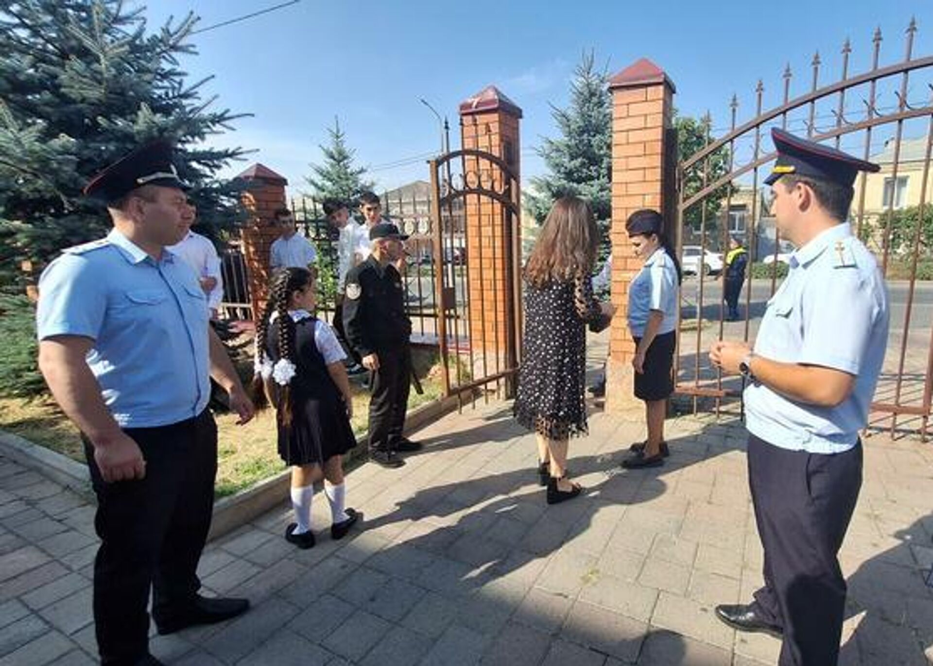 Милиция Южной Осетии обеспечила безопасность на торжественных линейках в школах  - Sputnik Хуссар Ирыстон, 1920, 05.09.2025