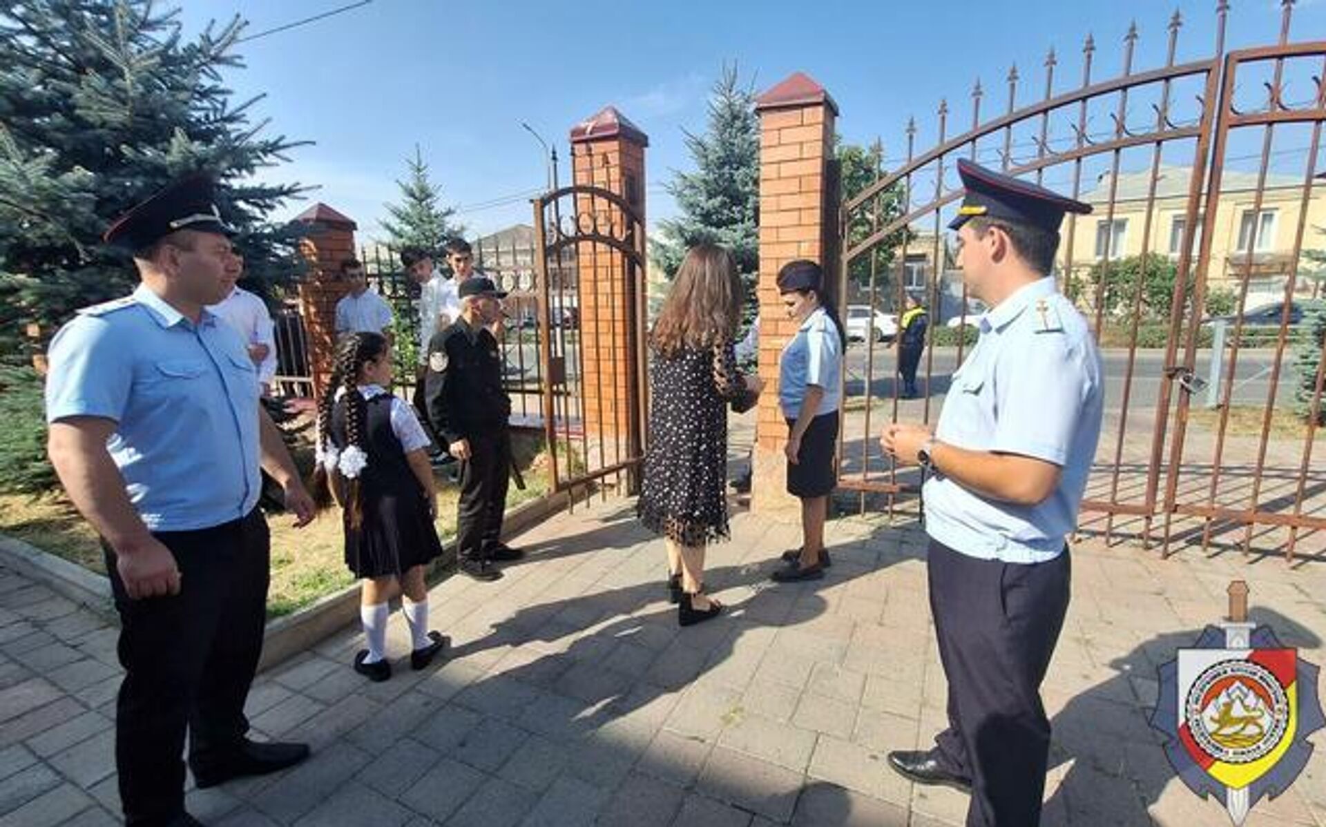 Милиция Южной Осетии обеспечила безопасность на торжественных линейках в школах  - Sputnik Хуссар Ирыстон, 1920, 05.09.2025