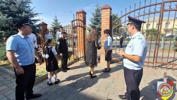 Милиция Южной Осетии обеспечила безопасность на торжественных линейках в школах  - Sputnik Южная Осетия