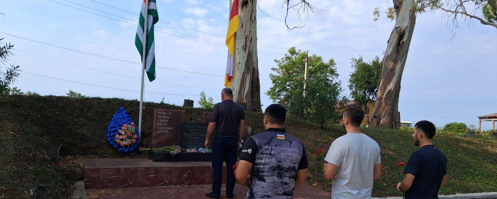 Возложение цветов павшим осетинским добровольцам в Абхазии - Sputnik Южная Осетия, 1920, 06.09.2025