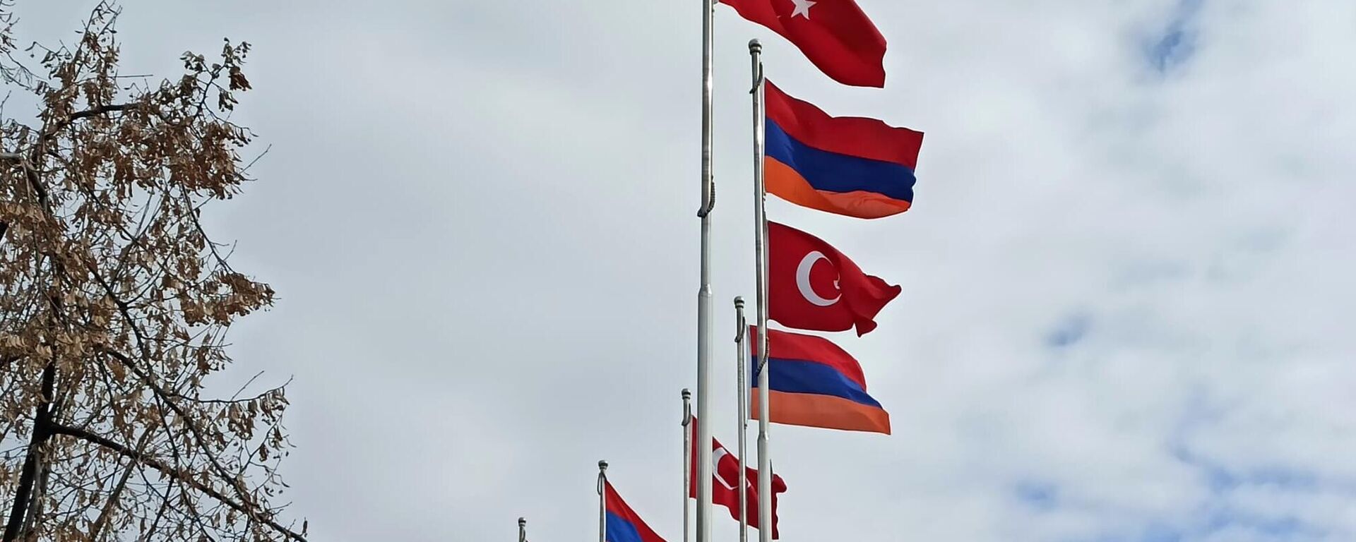 Государственные флаги Армении и Турции. Архивное фото - Sputnik Южная Осетия, 1920, 22.10.2025