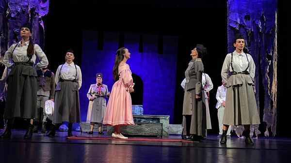 Премьера спектакля Голый король Тамерлана Дзудцова на сцене Абхазского драмтеатра - Sputnik Южная Осетия