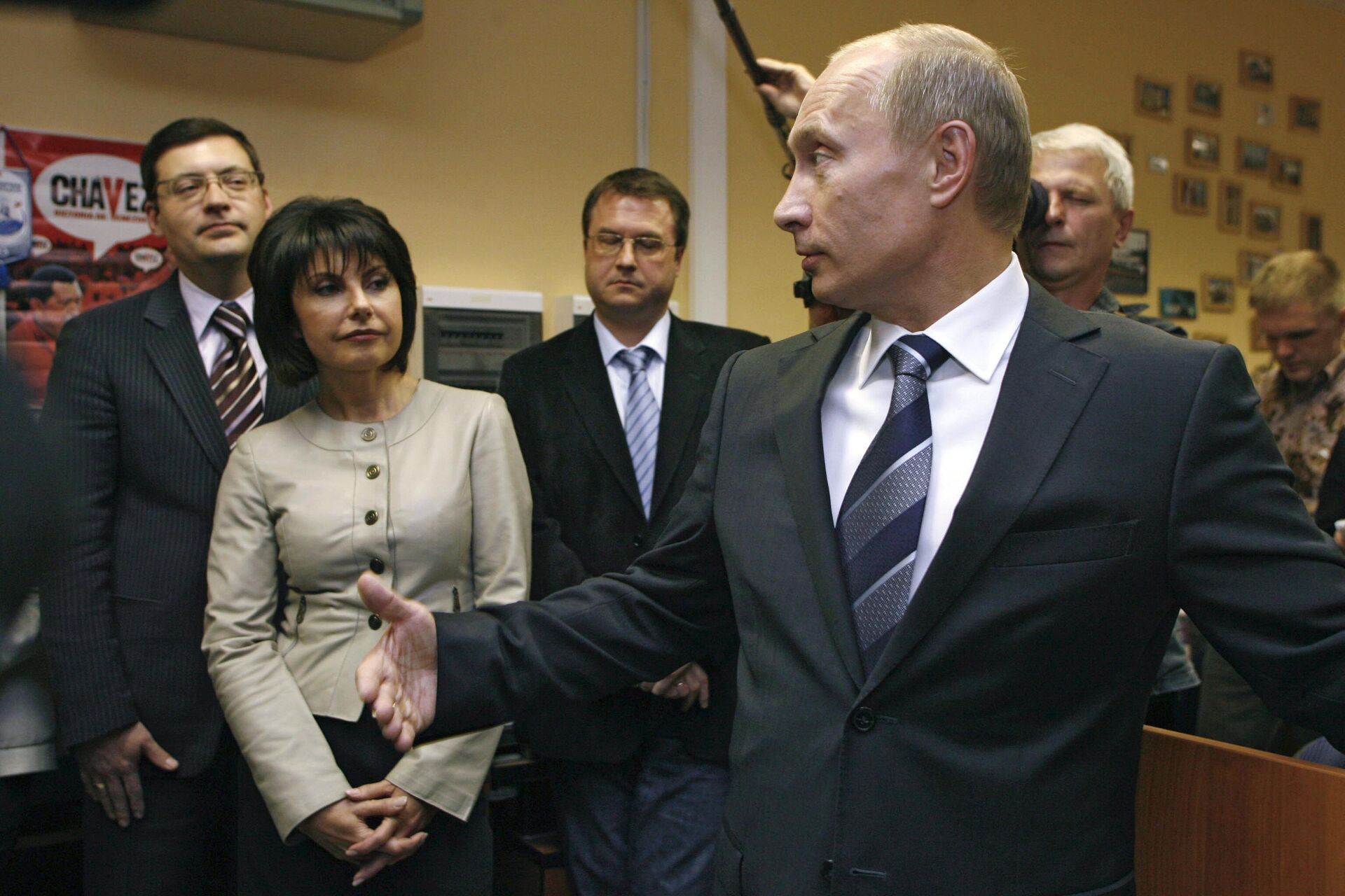 Владимир Путин во время встречи с журналистами телеканала НТВ Владимир Путин во время встречи с журналистами телеканала НТВ - Sputnik Южная Осетия, 1920, 13.09.2025