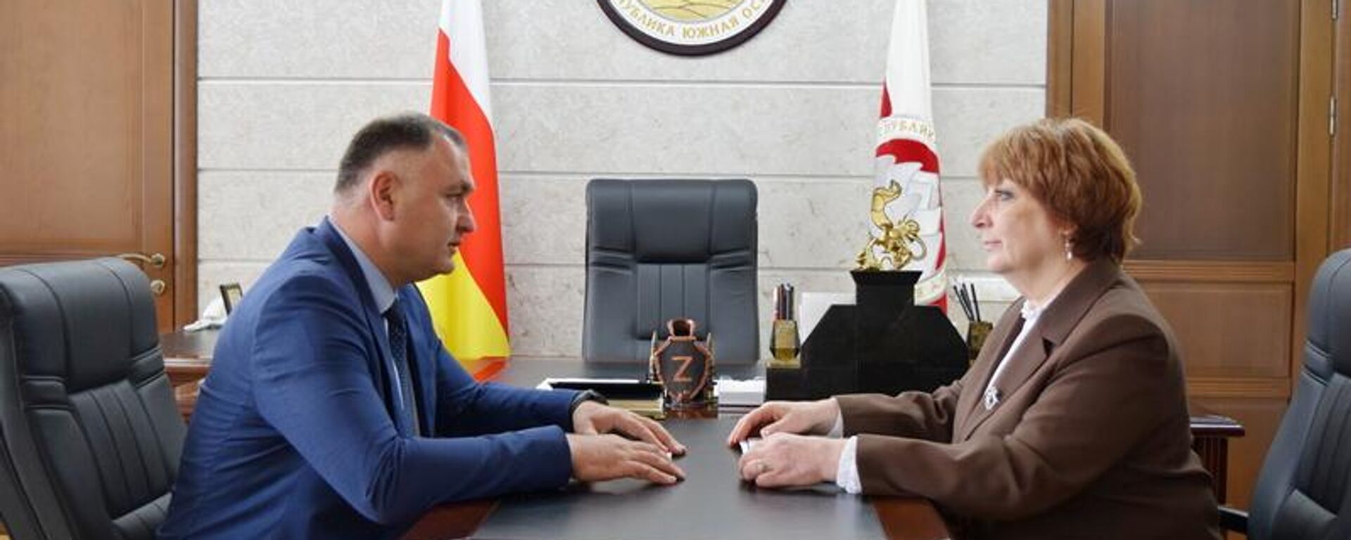 Президент РЮО Алан Гаглоев провел встречу с уполномоченным по правам ребенка при президенте Аэлитой Джиоевой Президент РЮО Алан Гаглоев провел встречу с уполномоченным по правам ребенка при президенте Аэлитой Джиоевой - Sputnik Южная Осетия, 1920, 15.09.2025