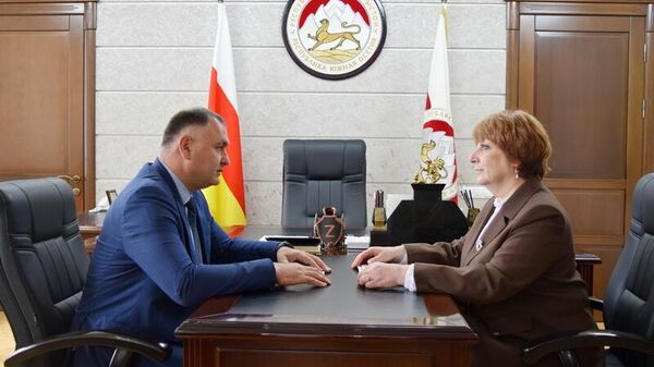 Президент РЮО Алан Гаглоев провел встречу с уполномоченным по правам ребенка при президенте Аэлитой Джиоевой  - Sputnik Южная Осетия