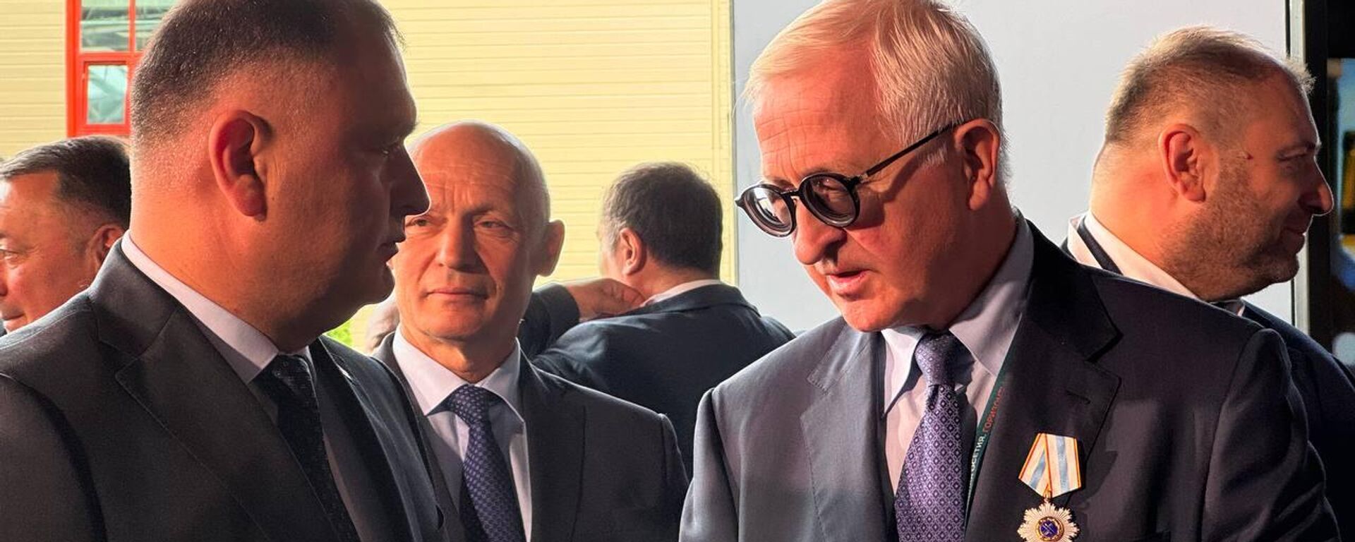 Президент Алан Гаглоев и глава РСПП Александр Шохин на I МЭФ Южная Осетия. Горизонты инвестиций - Sputnik Южная Осетия, 1920, 18.09.2025