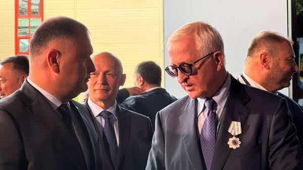 Президент Алан Гаглоев и глава РСПП Александр Шохин на I МЭФ Южная Осетия. Горизонты инвестиций - Sputnik Южная Осетия