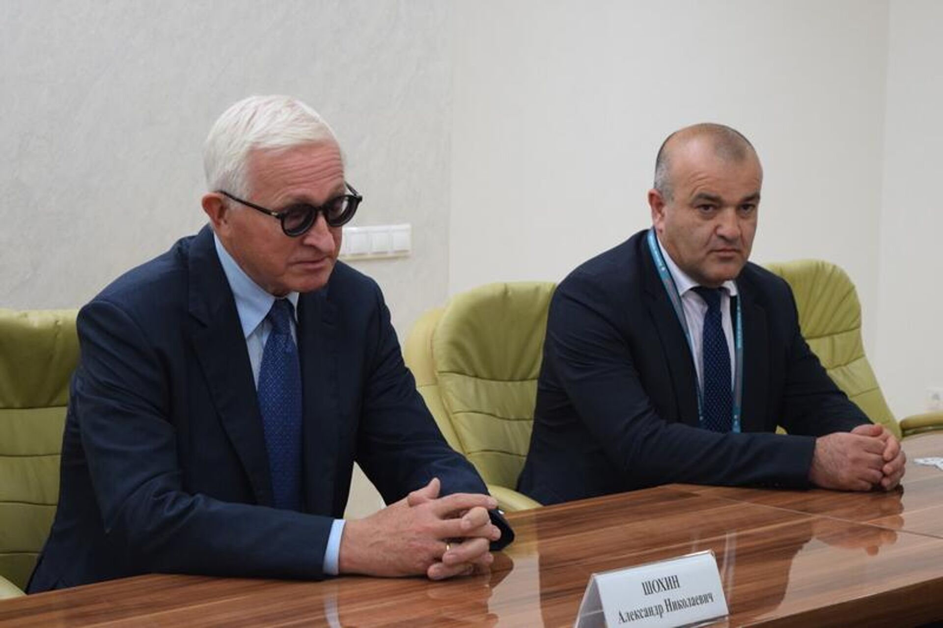 Президент Южной Осетии Алан Гаглоев провел встречу с президентом Российского союза промышленников и предпринимателей (РСПП) Александром Шохиным - Sputnik Южная Осетия, 1920, 18.09.2025