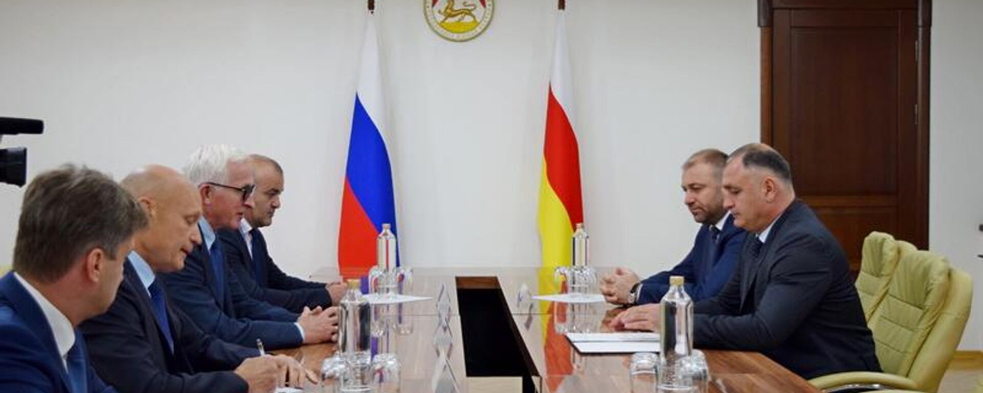 Президент Южной Осетии Алан Гаглоев провел встречу с президентом Российского союза промышленников и предпринимателей (РСПП) Александром Шохиным - Sputnik Южная Осетия, 1920, 18.09.2025