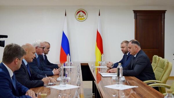 Президент Южной Осетии Алан Гаглоев провел встречу с президентом Российского союза промышленников и предпринимателей (РСПП) Александром Шохиным - Sputnik Южная Осетия