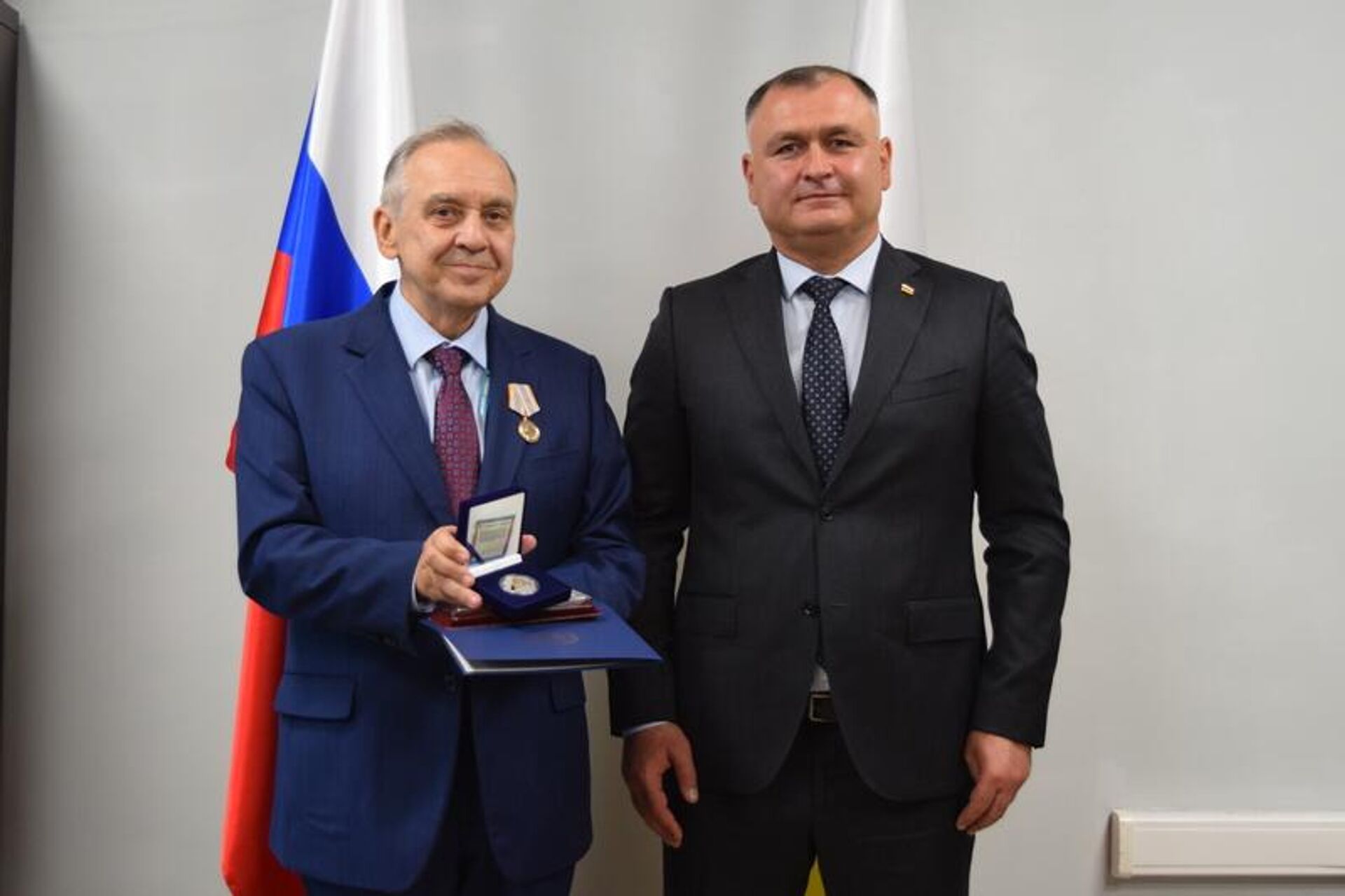 Встреча президента РЮО Алана Гаглоева и зампредседателя Совета министров Республики Крым Георгия Мурадова  - Sputnik Южная Осетия, 1920, 18.09.2025