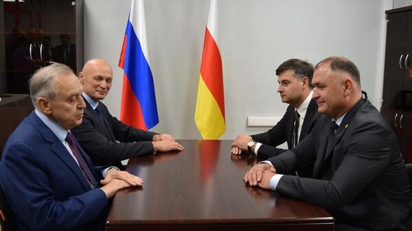 Встреча президента РЮО Алана Гаглоева и зампредседателя Совета министров Республики Крым Георгия Мурадова  - Sputnik Южная Осетия