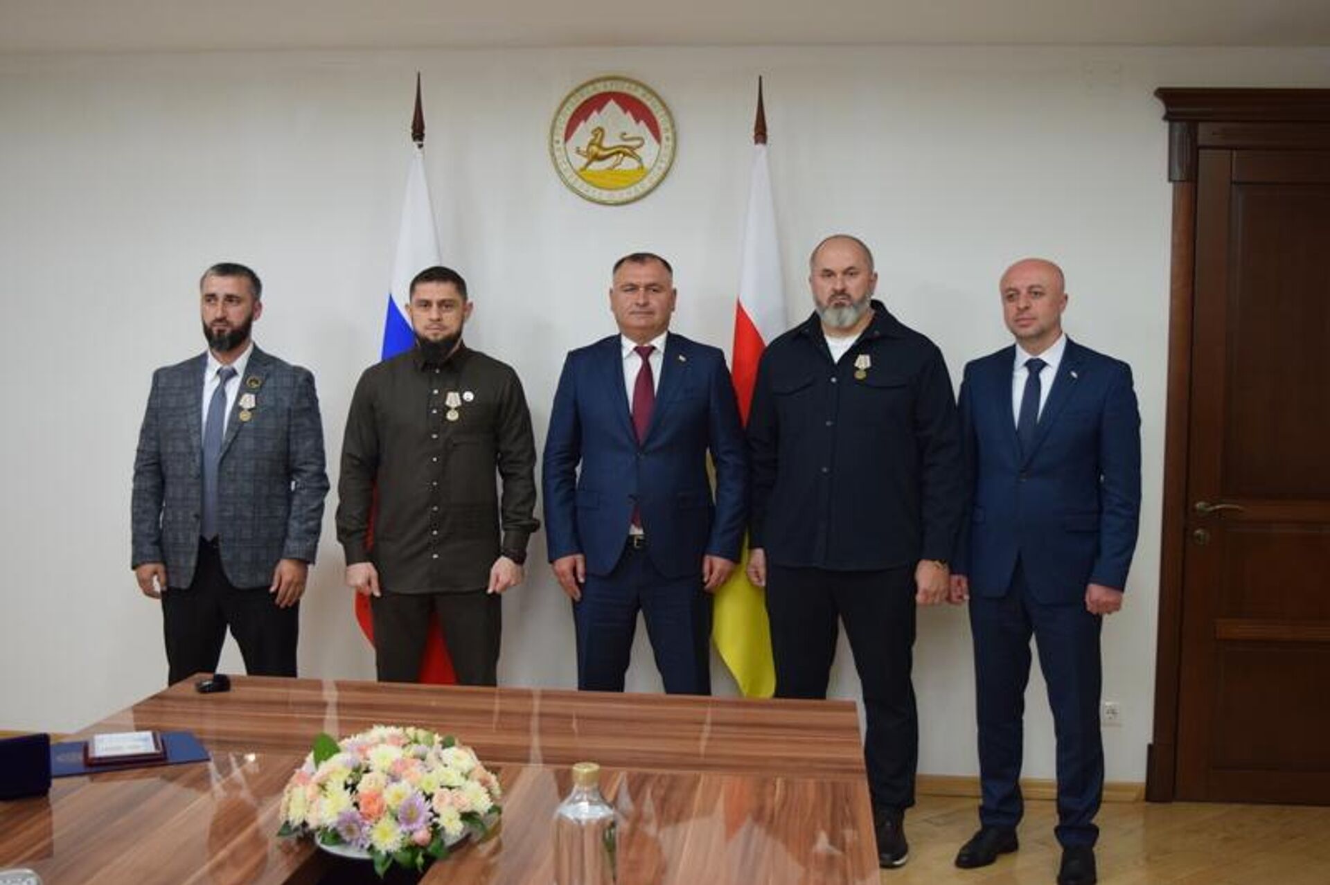 Алан Гаглоев провел встречу с делегацией Чеченской Республики  - Sputnik Южная Осетия, 1920, 19.09.2025