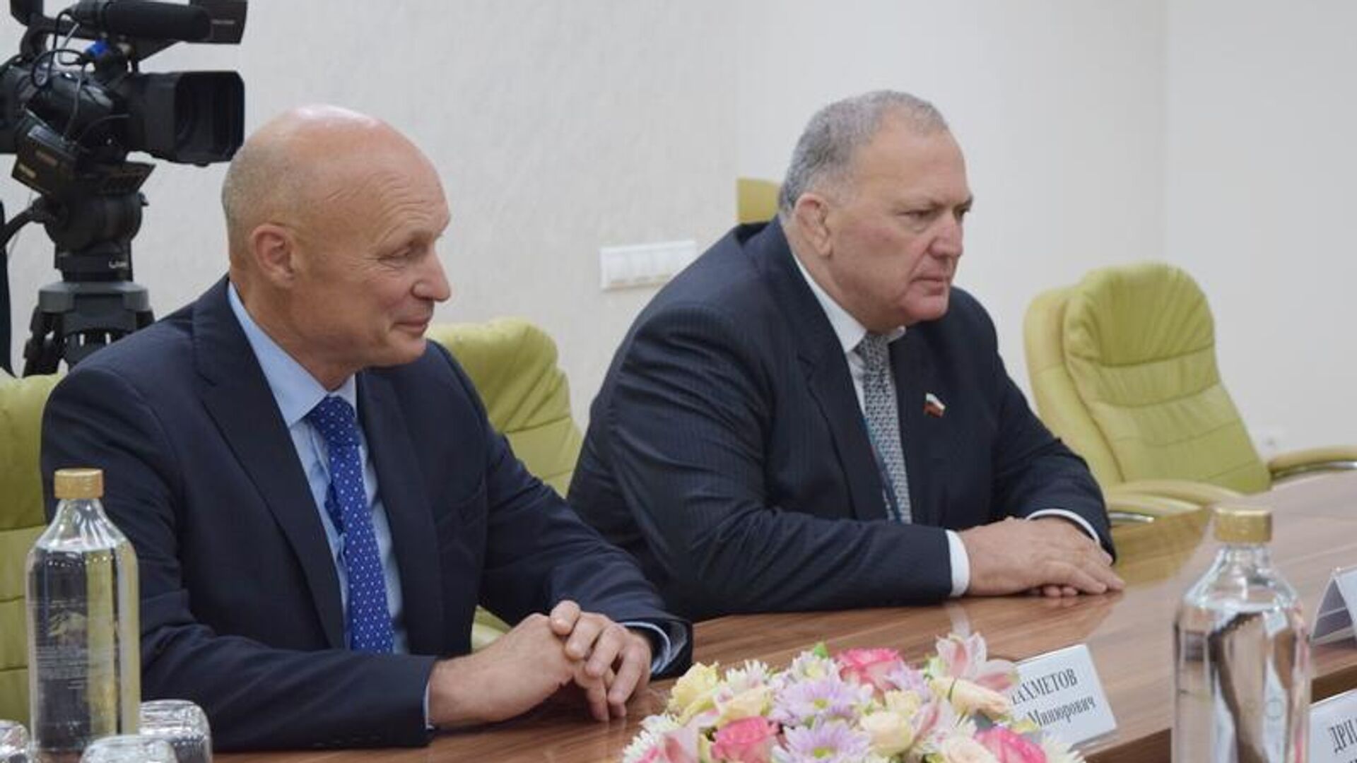 Встреча президента РЮО Алана Гаглоева с российским сенатором Крымом Казаноковым Встреча президента РЮО Алана Гаглоева с российским сенатором Крымом Казаноковым - Sputnik Южная Осетия, 1920, 19.09.2025