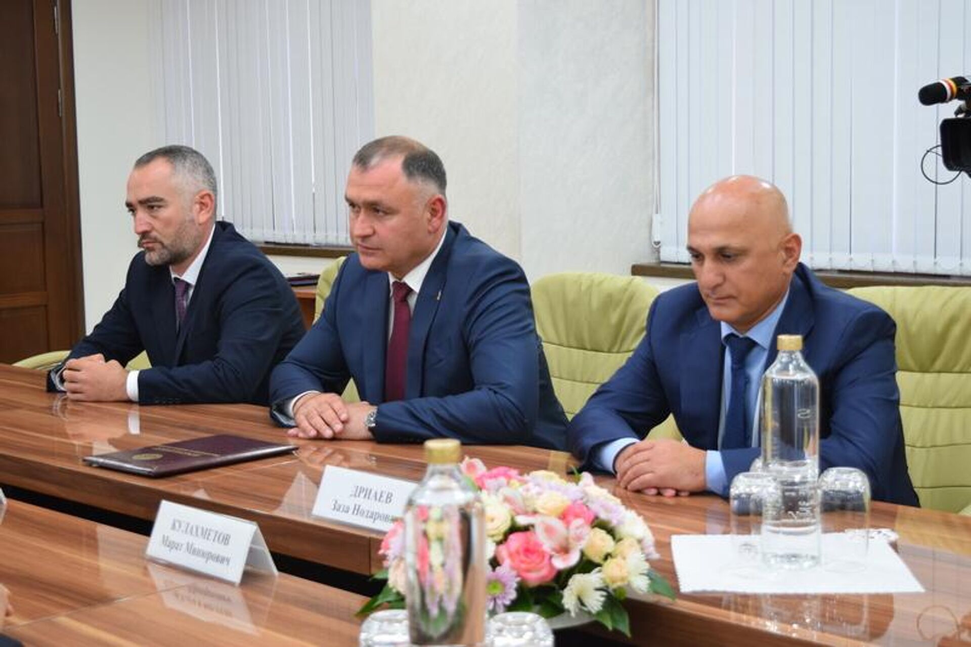 Встреча президента РЮО Алана Гаглоева с российским сенатором Крымом Казаноковым Встреча президента РЮО Алана Гаглоева с российским сенатором Крымом Казаноковым - Sputnik Южная Осетия, 1920, 19.09.2025