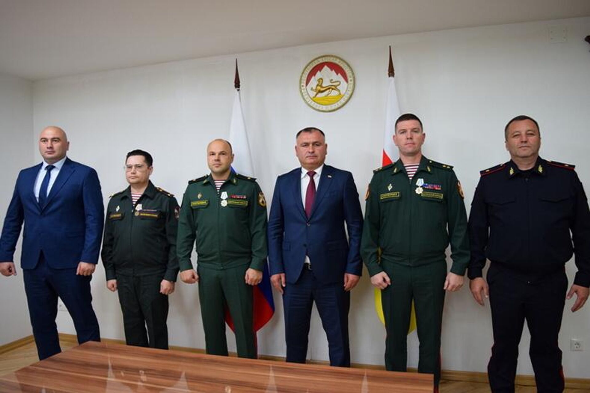 Встреча президента РЮО Алана Гаглоева с делегацией Федеральной службы войск национальной гвардии Российской Федерации  - Sputnik Южная Осетия, 1920, 19.09.2025