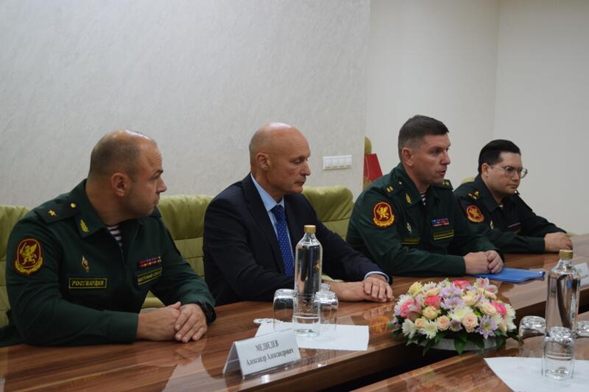 Встреча президента РЮО Алана Гаглоева с делегацией Федеральной службы войск национальной гвардии Российской Федерации  - Sputnik Южная Осетия, 1920, 19.09.2025
