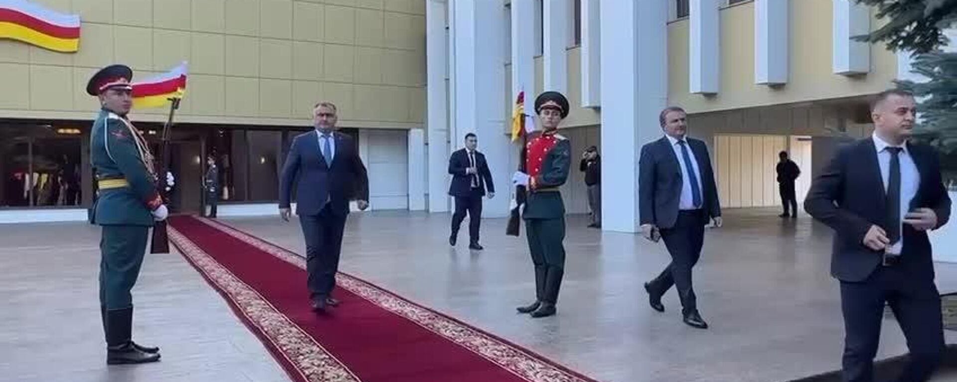 Президент Алан Гаглоев принимает абхазского коллегу Бадру Гунба, который прибыл в Южную Осетию с официальным визитом⁣⁣⠀ - Sputnik Южная Осетия, 1920, 20.09.2025