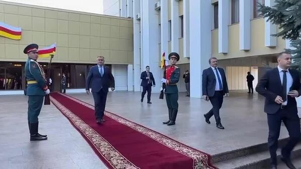 Президент Алан Гаглоев принимает абхазского коллегу Бадру Гунба, который прибыл в Южную Осетию с официальным визитом⁣⁣⠀ - Sputnik Южная Осетия