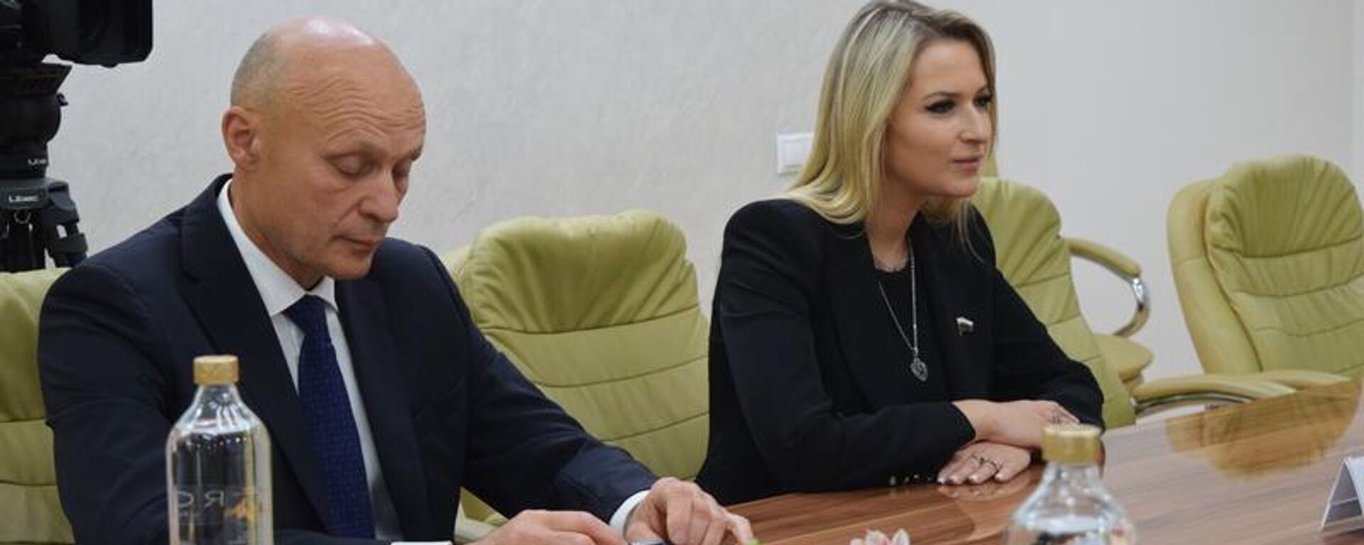 Встреча президента РЮО Алана Гаглоева с главой Комитета по развитию гражданского общества ГД РФ Яной Лантратовой  - Sputnik Южная Осетия, 1920, 20.09.2025