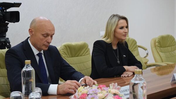 Встреча президента РЮО Алана Гаглоева с главой Комитета по развитию гражданского общества ГД РФ Яной Лантратовой  - Sputnik Южная Осетия
