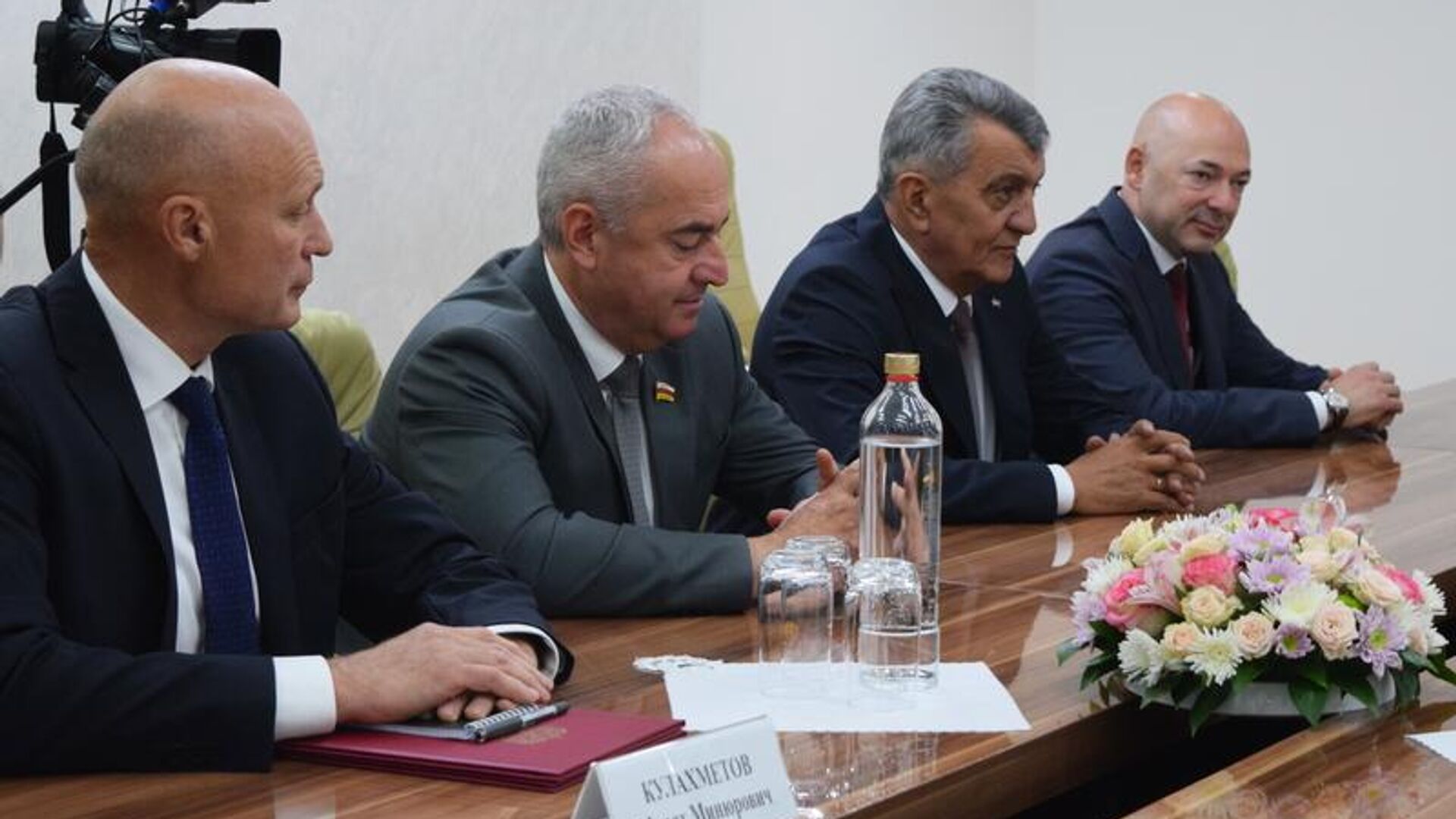 Президент Алан Гаглоев встретился с делегацией из Северной Осетии во главе с Сергеем Меняйло Президент Алан Гаглоев встретился с делегацией из Северной Осетии во главе с Сергеем Меняйло - Sputnik Южная Осетия, 1920, 20.09.2025