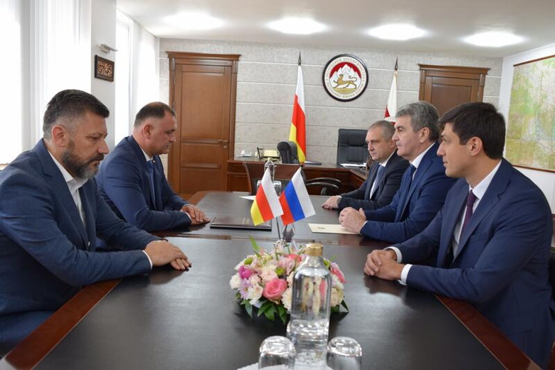 Президент Южной Осетии Алан Гаглоев провел встречу с делегацией из Карачаево-Черкесской Республики Президент Южной Осетии Алан Гаглоев провел встречу с делегацией из Карачаево-Черкесской Республики - Sputnik Южная Осетия, 1920, 20.09.2025