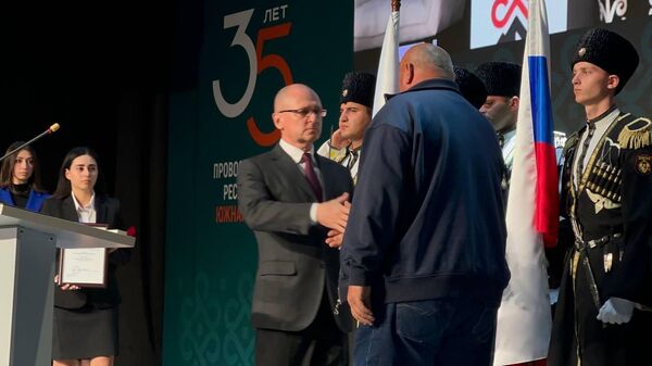 Сергей Кириенко передал Золотую звезду Героя России отцу Радислава Хугаева - Sputnik Южная Осетия