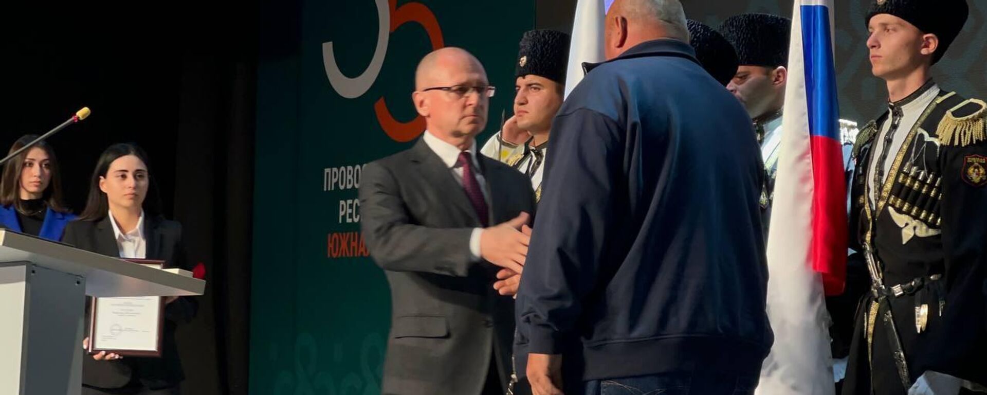 Сергей Кириенко передал Золотую звезду Героя России отцу Радислава Хугаева - Sputnik Южная Осетия, 1920, 20.09.2025