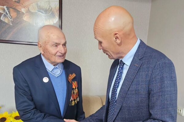 Труженикам тыла из Южной Осетии вручили поздравительные послания от Путина - Sputnik Южная Осетия